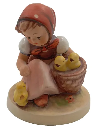 Goebel Hummel Figur Kükenmütterchen 57, 0 Mädchen Küken Keramik 9 cm