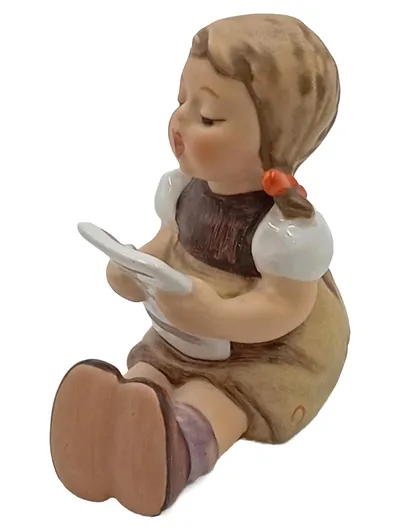 Goebel Dekofigur Mädchen mit Buch sitzend Keramik 7 cm Mehrfarbig