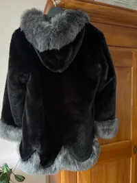 FHILLINUO Damen Kunstpelzmantel Fellmantel Schwarz Gr. 38 M Kapuze 4