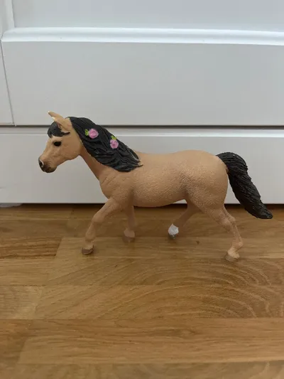 Schleich Pferd Stute mit Blumen im Haar Spielfigur Horse Club