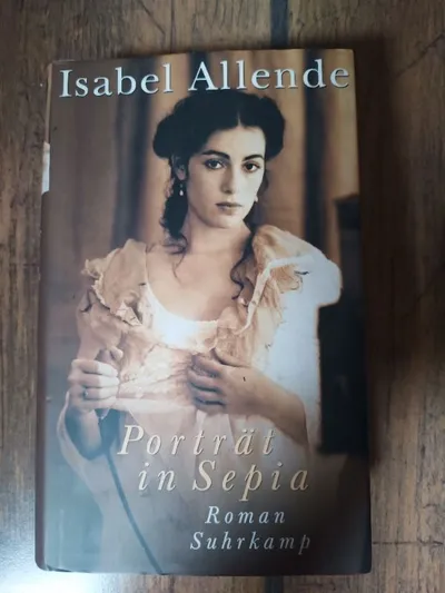 Isabel Allende Porträt in Sepia Roman Suhrkamp Verlag Historischer Roman