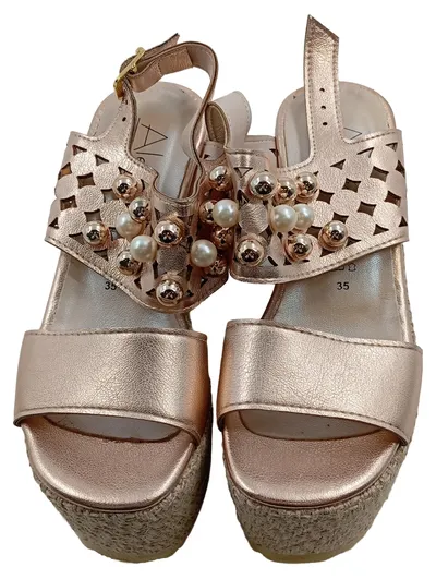 Alesya Damen Plateausandalen Rosa Gr. 35 Metallic Perlen Cut-Outs Glamourös