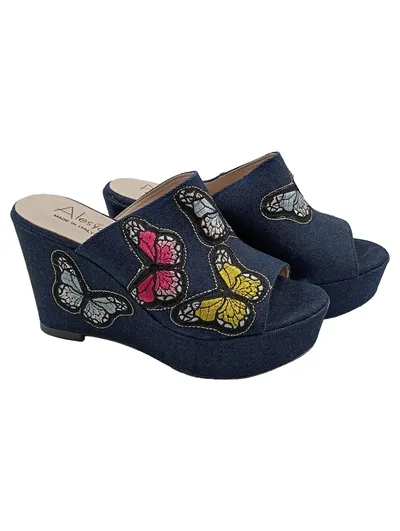 Alesya Damen Pantoletten Wedges Blau Schmetterling Applikation Gr. 38
