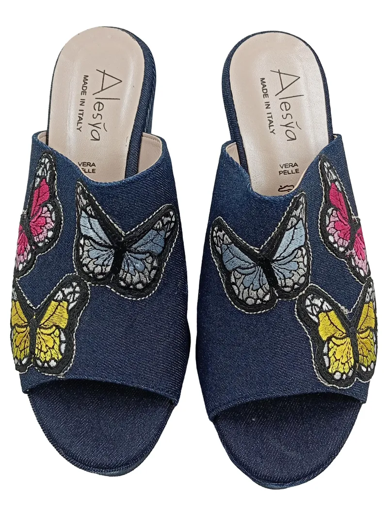 Alesya Damen Pantoletten Wedges Blau Schmetterling Applikation Gr. 38 2