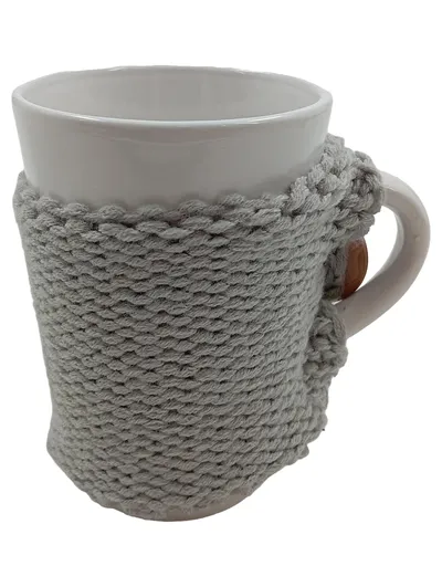 DEPOT Tasse mit Strick-Überzug und Holzknopf Grau 300ml Porzellan