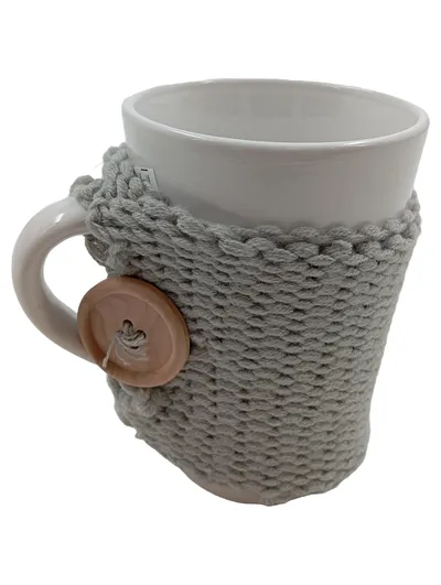 DEPOT Tasse mit Strick-Überzug und Holzknopf Grau 300ml Porzellan