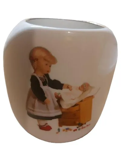 Käthe Kruse Vase Porzellan Weiß Kind Motiv Nostalgisch 10cm