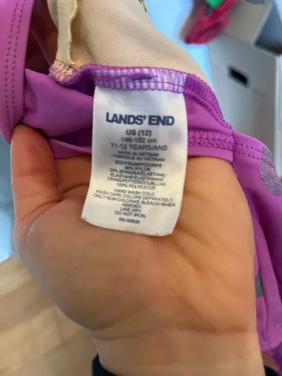 Lands' End Mädchen Badeanzug Gr. 146/152 Lila Punkte Metallic