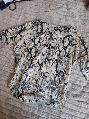 Hailys Damen Shirt Pullover Schlangenmuster Animal-Print XS Beige