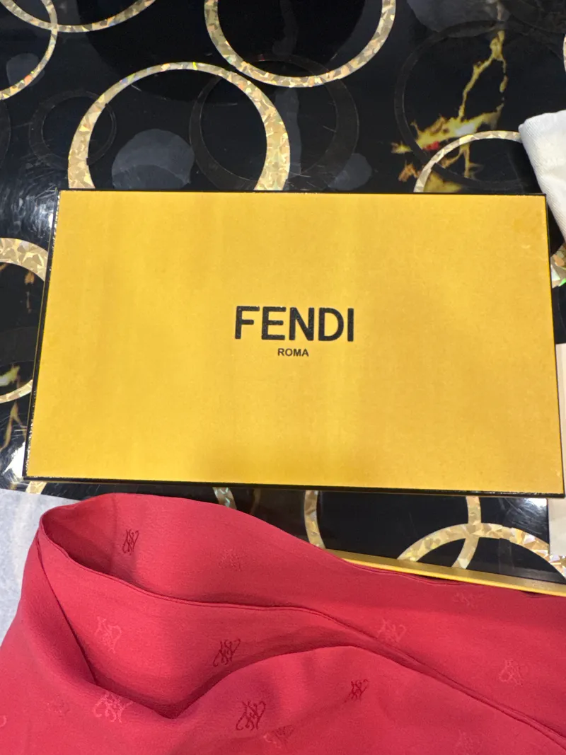 Fendi Damen Schal Seide Pink Fransen Logo Muster Elegant 4