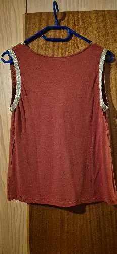 NAF NAF Damen Top Gr. M ärmellos V-Ausschnitt Goldborte Rot Elegant