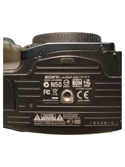 Sony Alpha DSLR-A100 Digitale Spiegelreflexkamera Body Gehäuse Schwarz