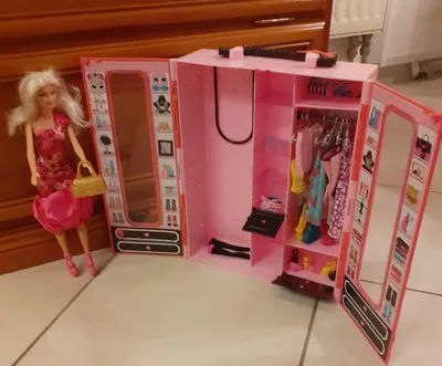 Barbie Kleiderschrank Traumgarderobe mit Puppe Kleidung Zubehör Pink