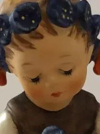 M.I. Hummel Figur Mädchen mit Blumen Vogel First Issue 1996/97