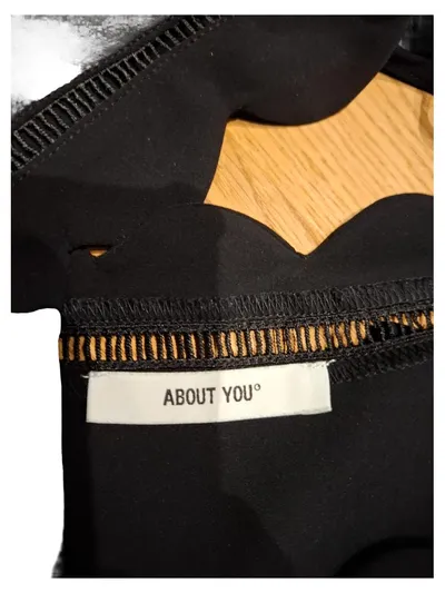 ABOUT YOU Damen Shirt Bluse Wellensaum Perlenbesatz Schwarz Gr. L