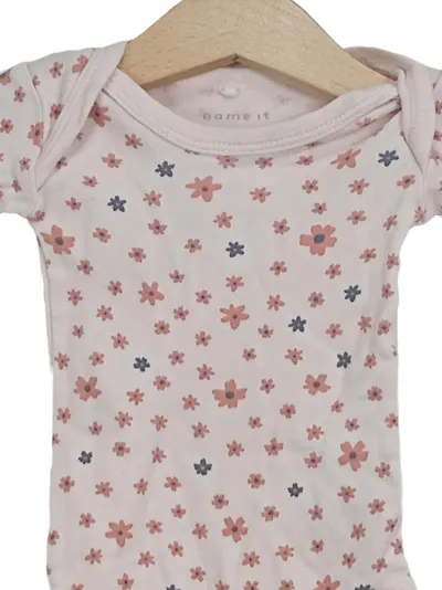 NAME IT Baby Mädchen Body Langarm Gr. 50 Rosa Blumenmuster 100% Baumwolle