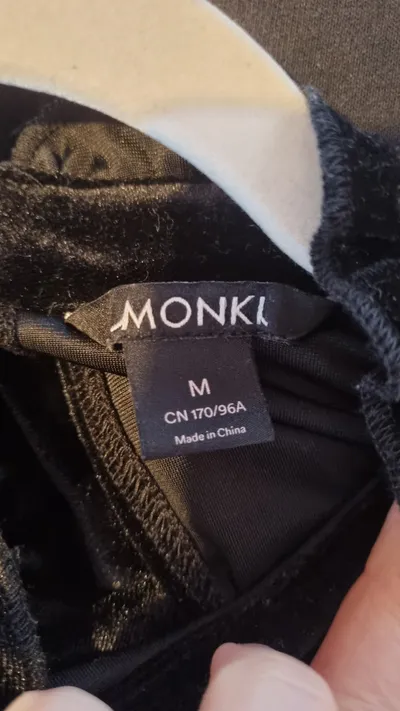 Monki Samtkleid Schwarz Gr. M Rüschenkragen Stufenrock Langarm Elegant