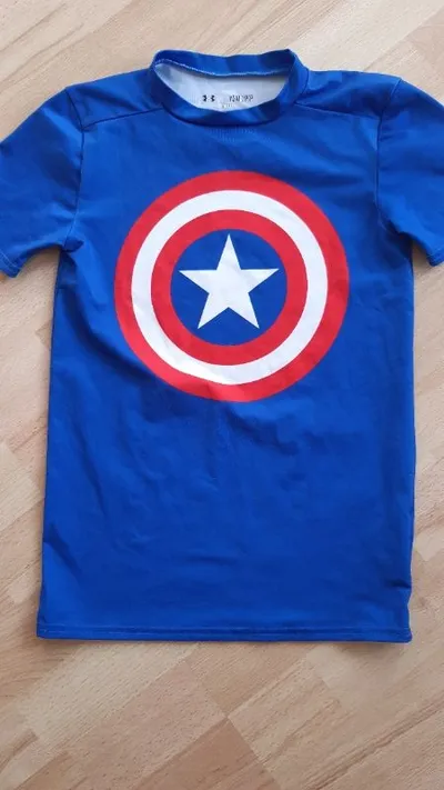 Under Armour Kinder Sport Shirt Captain America Marvel Gr. 110 Blau HeatGear