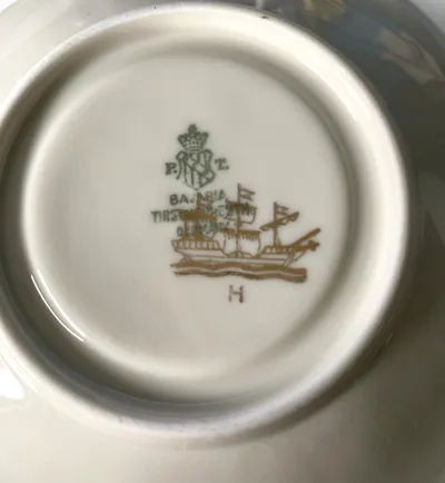 Tirschenreuth Kaffeetasse Untertasse Porzellan Blumenmuster Goldrand Bavaria