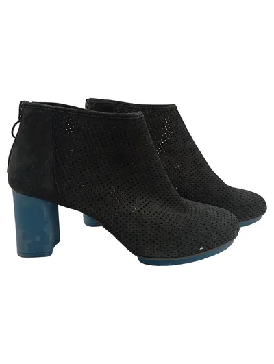 Camper Damen Stiefeletten Schwarz Gr. 39 Wildleder Lochmuster Blockabsatz