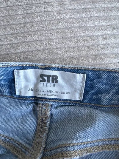 Stradivarius Damen Jeans Regular Fit Straight Hellblau Gr. 36 W28