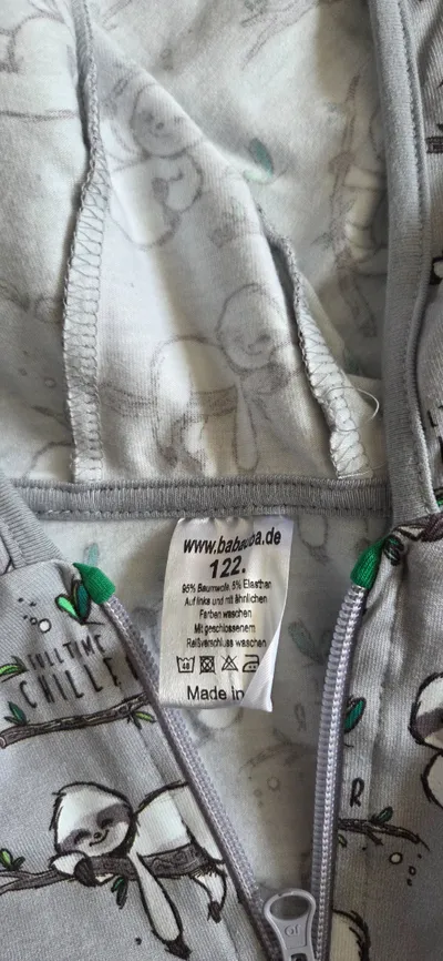 BABAUBA Kinder Sweatjacke Gr. 122 Grau Faultier Motiv Kapuze Reißverschluss