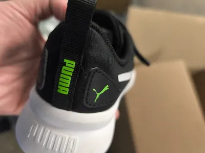 PUMA Kinder Sneaker Sportschuhe Gr. 31 Schwarz Grün Klettverschluss