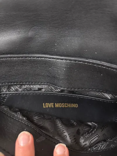 Love Moschino Damen Umhängetasche Kunstfell gesteppt schwarz Goldkette