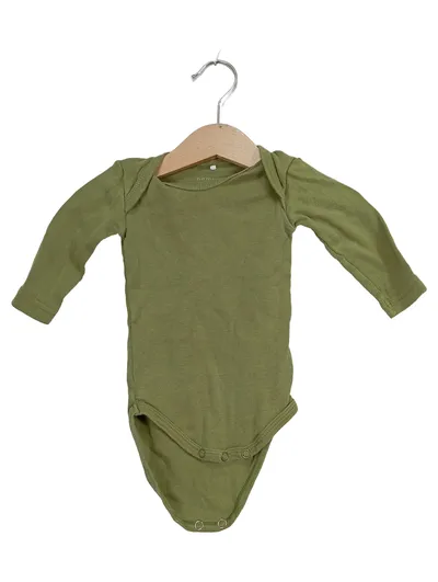 NAME IT Baby Body Langarm Gr. 62 Baumwolle Oliv Uni Kinder