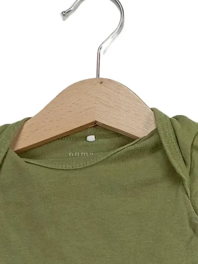 NAME IT Baby Body Langarm Gr. 62 Baumwolle Oliv Uni Kinder
