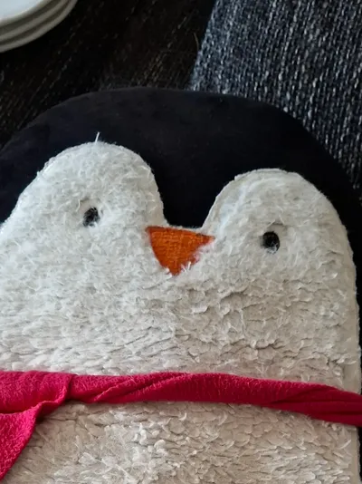 Cupcakes and Cashmere Pinguin Wärmekissen Plüsch Tiermotiv 53cm