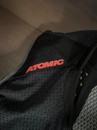 Atomic Protektorweste Rückenprotektor Ski Snowboard Gr. L Schwarz