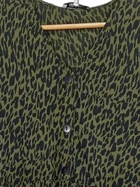 ABOUT YOU Damen Freizeitkleid Leo-Muster Oliv Gr. 38/M Kurzarm 3