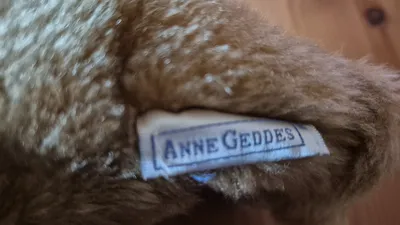 Anne Geddes Künstlerpuppe Baby Bär Teddy Kostüm Schleife Braun 22cm