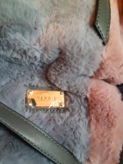 Bessie London Damen Kunstfell Henkeltasche Mehrfarbig Grau Rosa