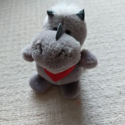 NICI Plüschtier Nashorn mit rotem Halstuch Kuscheltier Grau 10cm