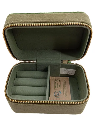 Sézane Schmuckkästchen Reise Schmuckbox Oliv Grün Baumwolle mit Quaste