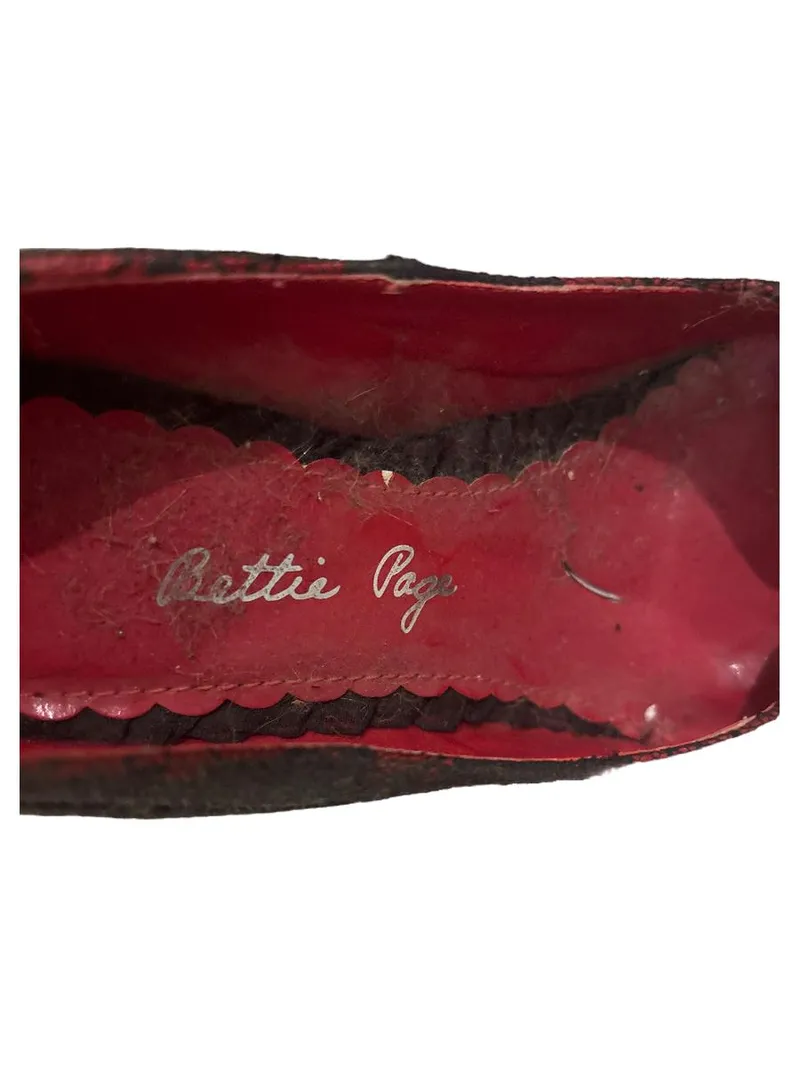 Bettie Page Damen Pumps Gr. 37 Schwarz Rot Spitze Schleife High Heels 5
