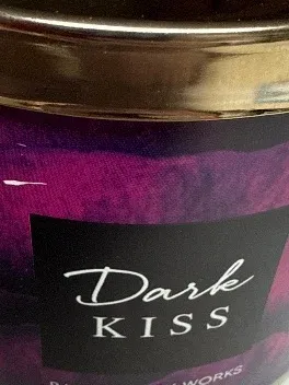 Bath & Body Works Dark Kiss Duftkerze 411g Scented Candle Lila