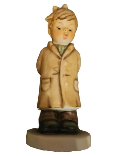 Goebel Junge mit Mantel Dekofigur Keramik Beige 10cm Nostalgisch