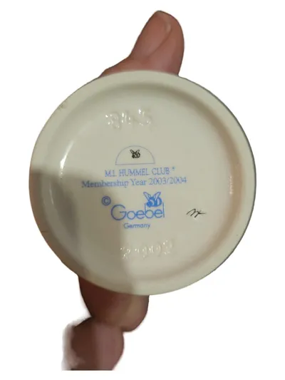 Goebel Junge mit Mantel Dekofigur Keramik Beige 10cm Nostalgisch