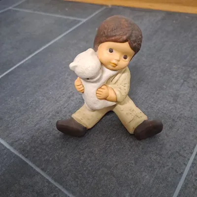 Goebel Nina & Marco Figur Junge mit Schaf Porzellan Dekofigur 8 cm