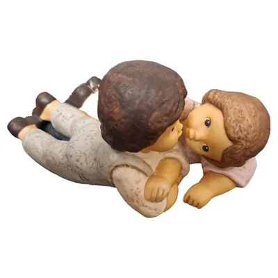 Goebel Nina & Marco Porzellan Figur Kinder Liegend Kuss Dekofigur