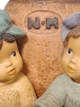 Goebel Nina & Marco Keramik Figur Kinder mit Krug Dekofigur 14cm