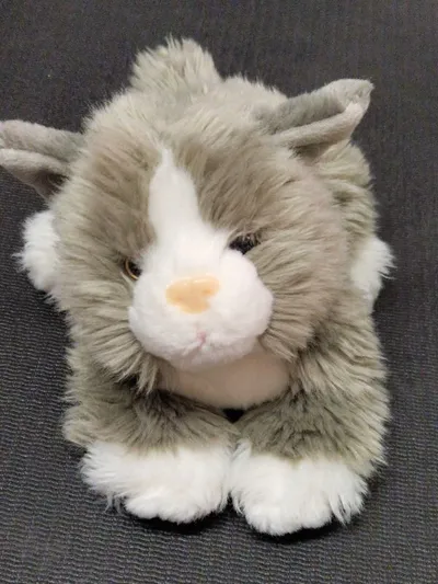 Besttoy Kuscheltier Katze liegend Plüschtier grau 26 cm