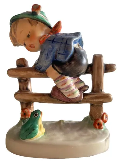 Goebel Hummel Figur Junge klettert über Zaun mit Frosch Porzellan 7,5cm