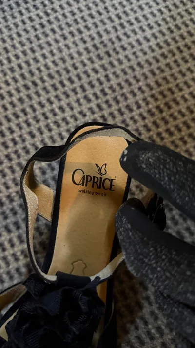 Caprice Damen Sandaletten Gr. 39,5 Schwarz Wildleder Rüschen Absatz