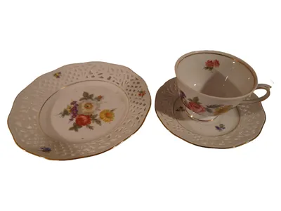 Marienbad Porzellan Tasse Untertasse Teller 3-tlg Vintage Blumen Lochmuster Weiß