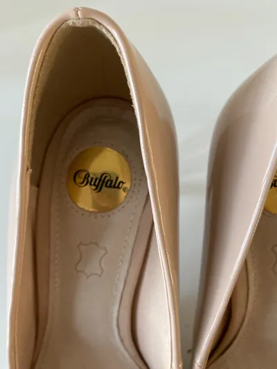 Buffalo Damen Pumps Gr. 38 Beige Lackleder Elegant High Heels 9cm