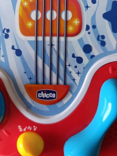 Chicco Spielzeuggitarre Kinderinstrument Lernspielzeug Kunststoff bunt